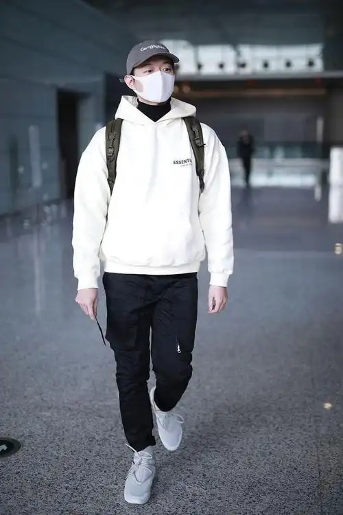 茶艺大师霍尊全靠穿搭显身材宽松t恤搭配出休闲风真显高