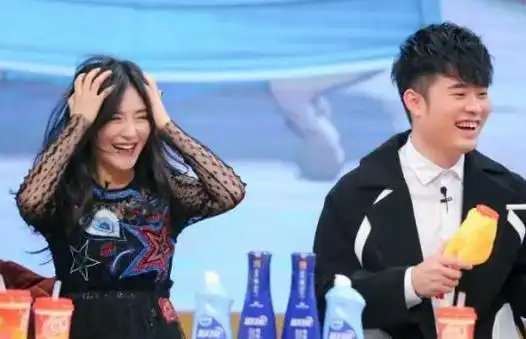 陷入"中年危机"的谢娜:二胎后事业停摆,离开何炅变"万人嫌"