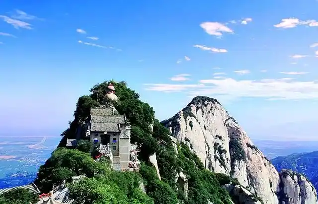 南接秦岭山脉,北瞰黄渭,华山自古一条道,它被称为奇险天下第一山.