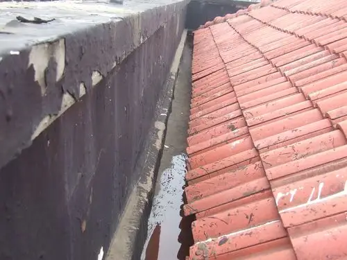 【请教】兄弟苦闷死了,屋顶排水沟积水了,怎么解决?