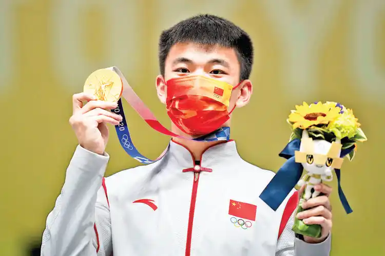 男子50米步枪三姿决赛中国选手张常鸿夺冠