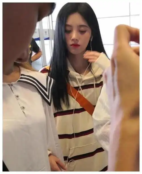 都在吐槽鞠婧祎长得矮,过安检被路人抓拍到生图,看出真实身高