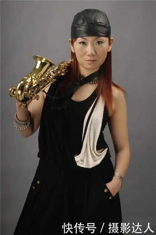 乐团的首席小气琴演奏家范圣宽,三叔是国内著名的萨克斯演奏家范圣琦