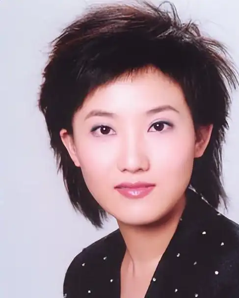 郑天亮:《东方时空》最小女主持,才华横溢,与《新闻联播》无缘