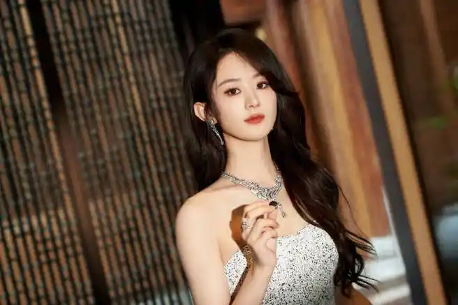 原创赵丽颖镂空长裙秀曼妙身姿渐变礼服宛似公主肤白貌美惹人爱