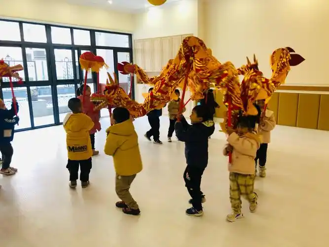 其它 幼儿园的一天 写美篇活动名称:舞龙 活动目标:体验传统民俗文化