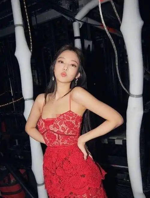 jennie性感起来太撩人红色吊带裙尽显凹凸感如此身材人间少有