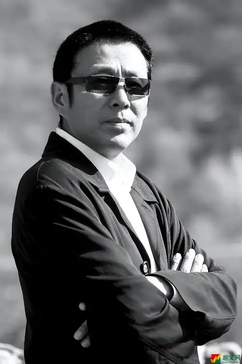 67岁陈道明驾豪车聚餐,两鬓斑白男神魅力不减,与友交谈气场强大