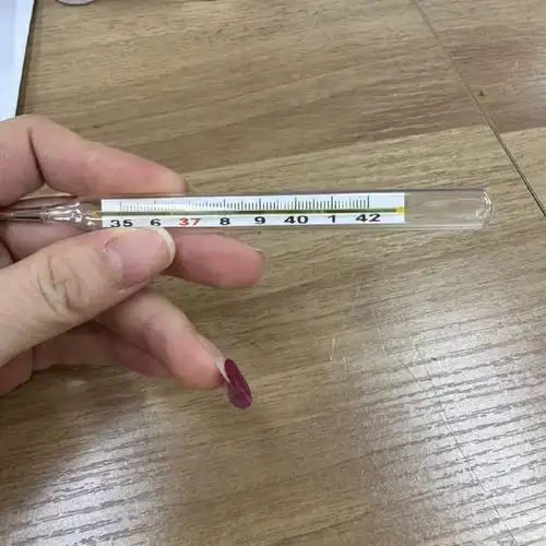 今天同事跟我借体温计,测出来35度,我还说你没夹对吧,后面一看,水银柱