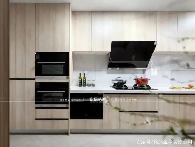 蒸箱,烤箱,洗碗机等现代化设备一应俱全的厨房内,因原木橱柜的包容而