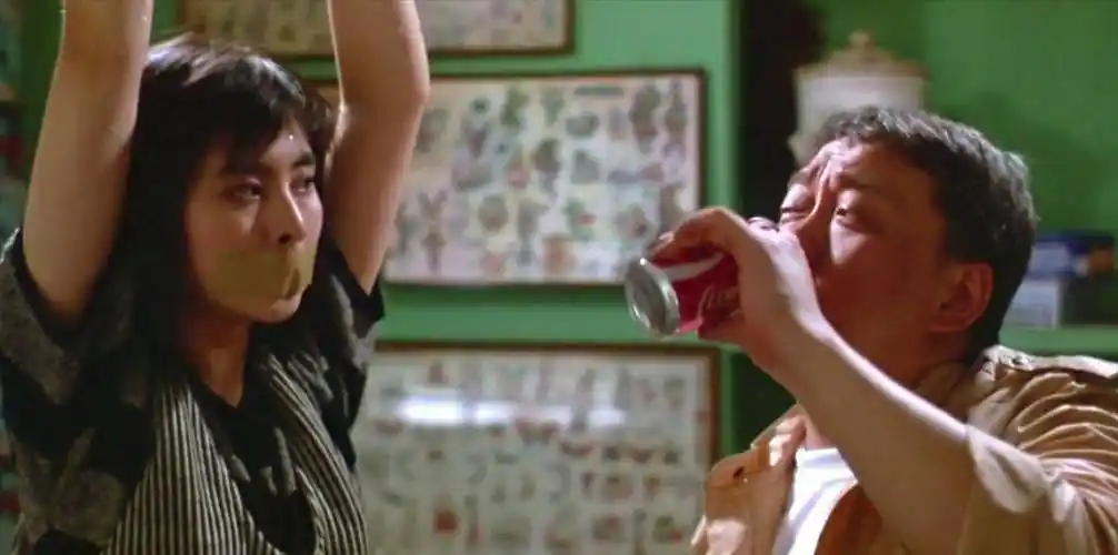 1986年,王祖贤与周润发首次合作,因一场侵犯戏备受争议_何定_影片