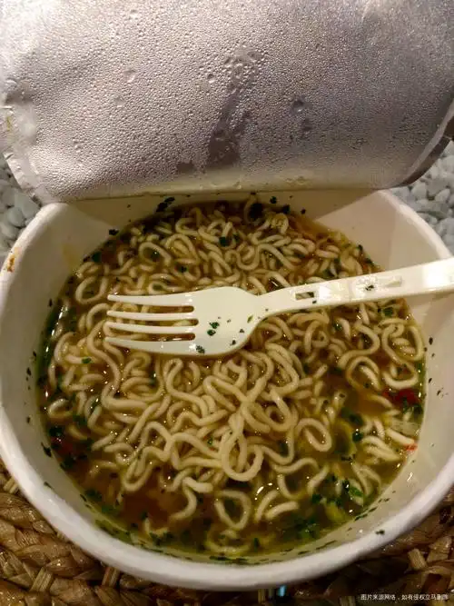 害怕找不下合适的饭吃在宾馆吃碗泡面