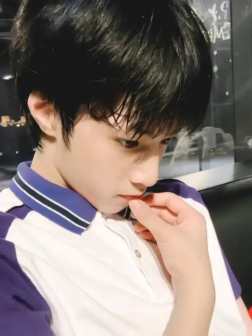 吹弹可破性感又迷人的中学校草刘耀文真是独此一家@时代少年团-刘耀文