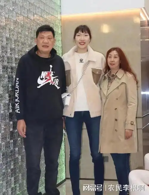 她的爸爸曾是昔日四川男篮主力中锋,身高高达210公分,而韩旭的妈妈陈