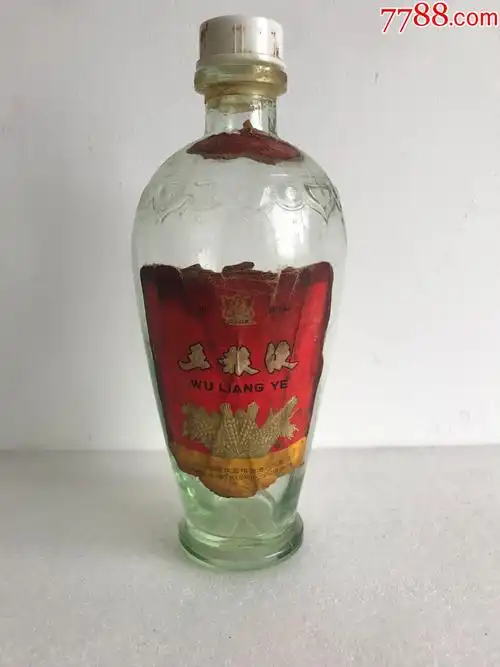 81年宽口交杯五粮液酒瓶一个