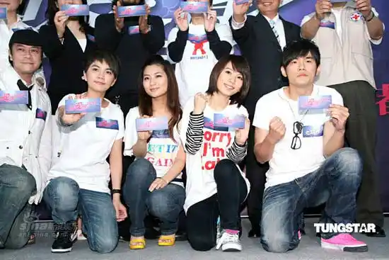 组图:周杰伦hebe为赈灾活动不顾绯闻靠拢合影