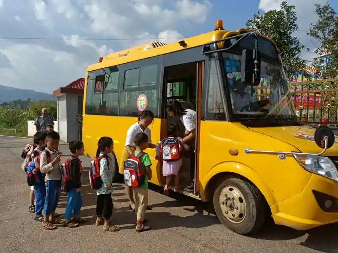 大余县黄龙镇红太阳幼儿园2018——2019年上学期校车安全演练