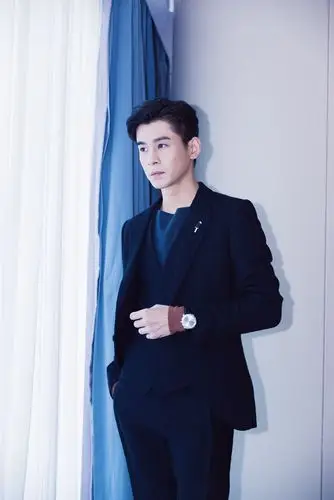当晚,乔振宇身着黑色混纺单排扣三件套西装,佩戴宝格丽玫瑰金"冰淇淋"