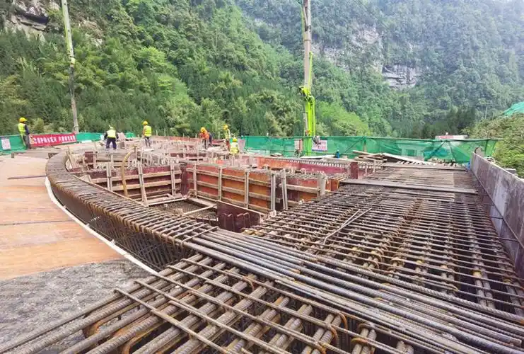 乐西高速银厂沟村4大桥现浇连续箱梁成功浇筑