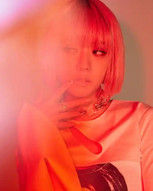 金智秀粉发秀颜值山脉