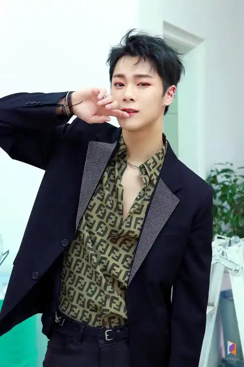 "清新男团"astro写真诠释反转魅力 车银优完美驾驭豹纹皮衣【组图】