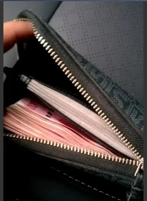 原创捡到乘客8000元现金,跑了十多公里送回去,他分文报酬不给,大家