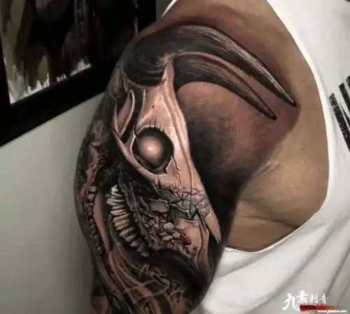 左肩上的文身结合了萨摩亚传统的部落文身图案归结为三个含义:家庭