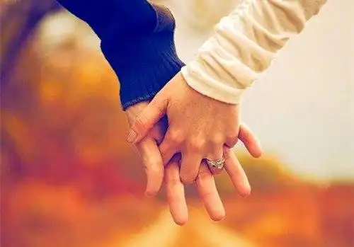 手牵手幸福唯美情侣图_最浪漫的约定