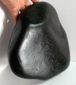 和田玉籽料黑墨玉原石图片