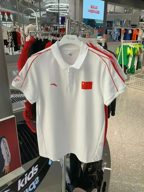 安踏儿童冬奥国旗款短袖夏天也能穿帅帅的