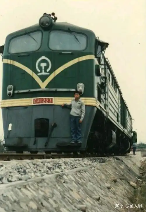 关于两窗东风型内燃机车的车号及配属问题的考证含巨龙型