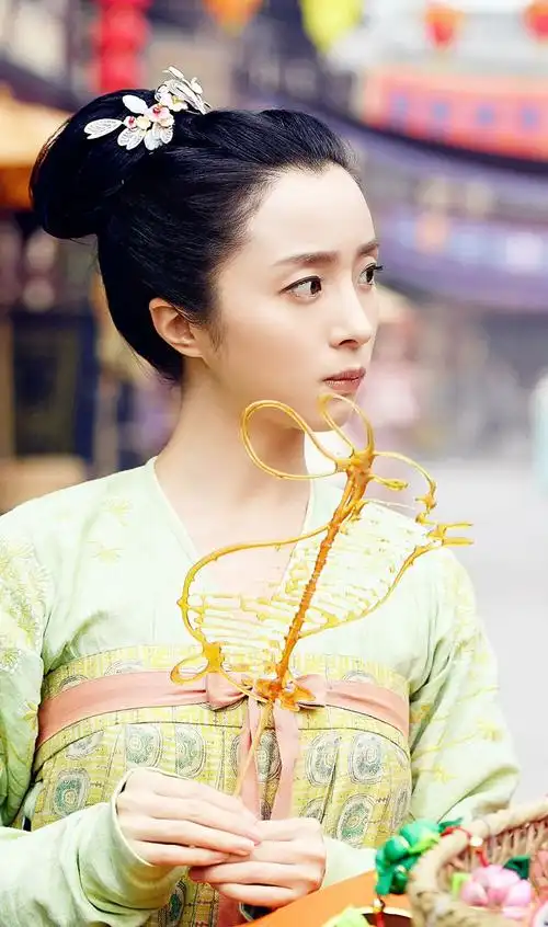 《柜中美人》黄轻风