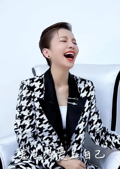 朱迅:大变样,尝试盘发造型不管气质还是外形撞脸angelababy__财经头条