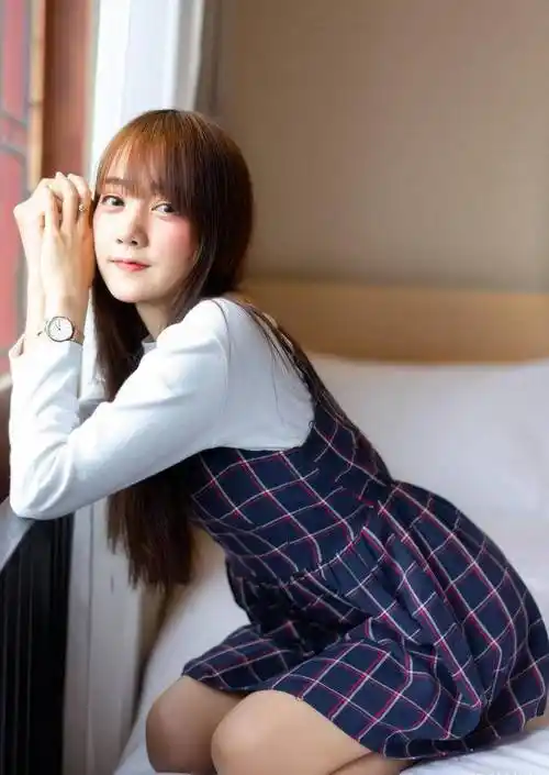 长相甜美的小女生拍居家写真,可爱的表情,青春的穿搭,让人很心动