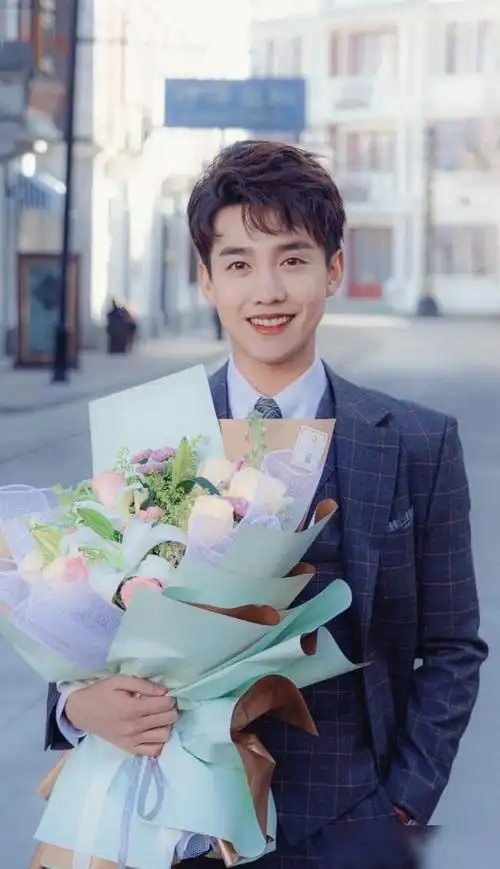 《山河令》中暖心的曹蔚宁,在生活中也是一枚暖男