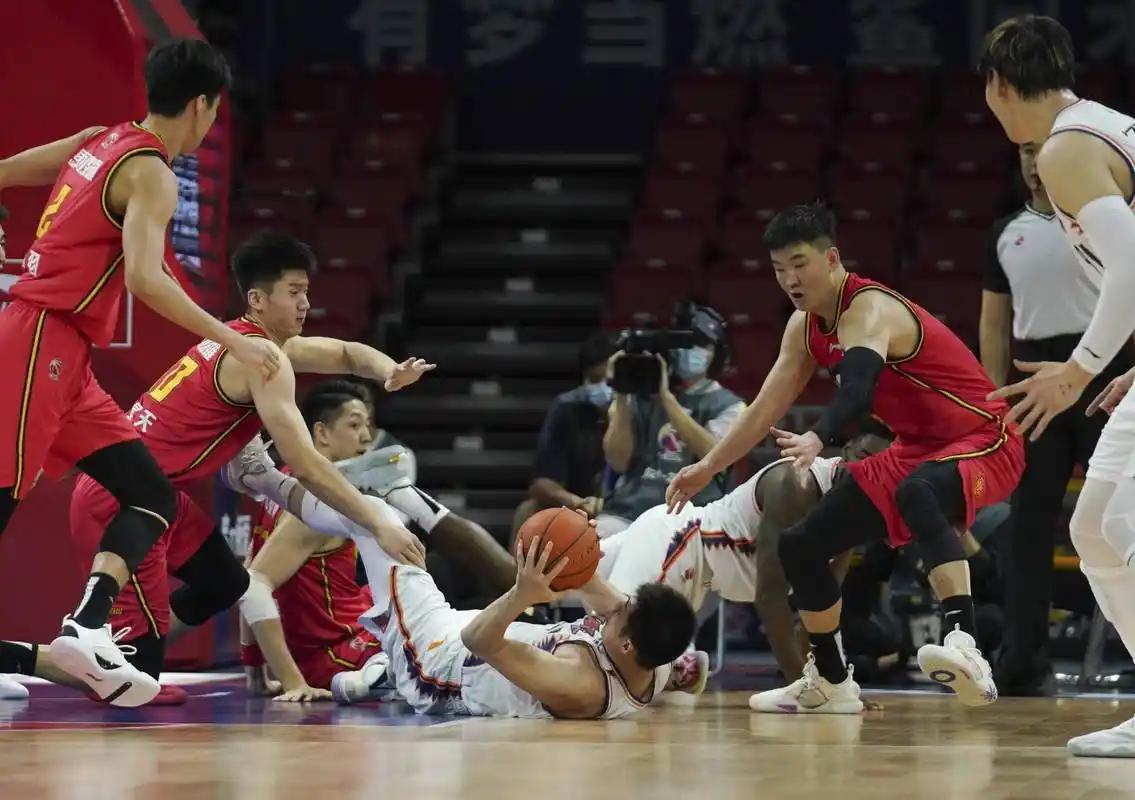 在江西南昌举行的2021-2022赛季中国男子篮球职业联赛(cba)季后赛第