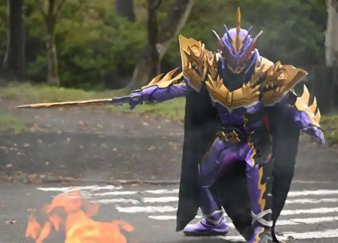 假面骑士圣刃邪王飞龙要如何打败圣刃借债龙的力量就要用龙打败