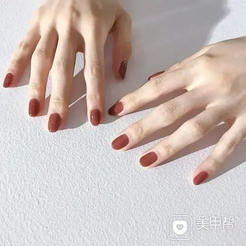 圆形焦糖色简约纯色美甲图片