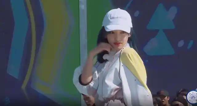 《奔跑吧》时装秀,女嘉宾集体湿身,坤穿睡衣走秀