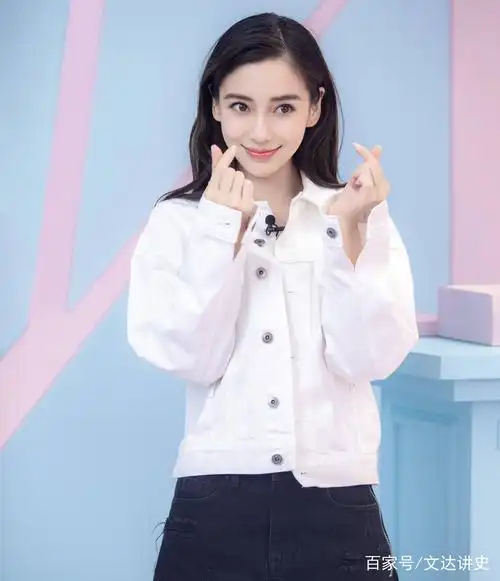 杨颖最新美照,一身白装,十分迷人.