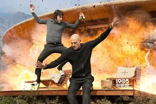 《王牌贱谍》首曝预告 高冷弟弟碰撞奇葩哥哥_好莱坞_电影网_1905.com