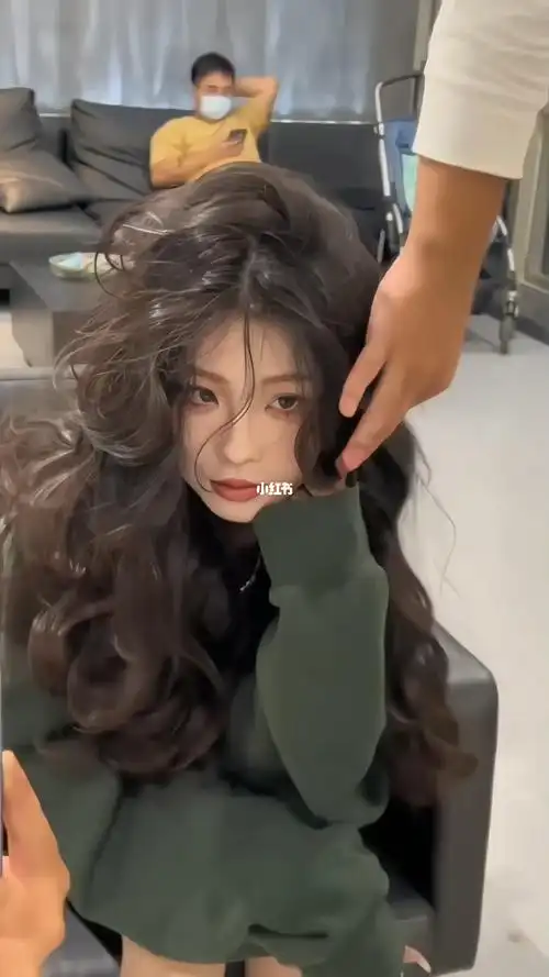 修饰脸型前侧头发外卷两侧修饰脸型大外翻烫卷后面的头发全部内卷