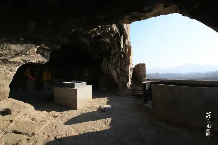 青凤山腰冶河之畔2021年第一缕阳光照进的九莲洞