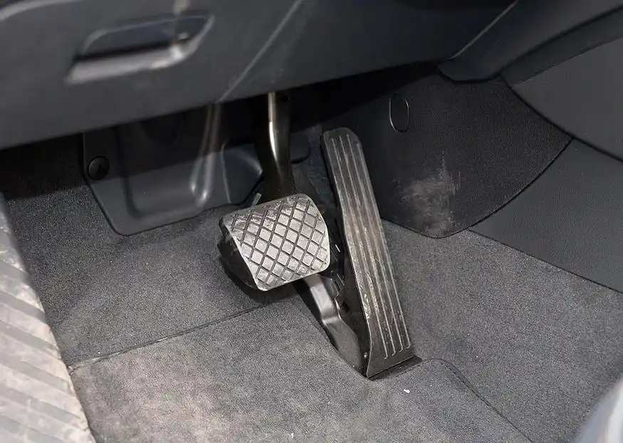 自动挡汽车只有两个踏板,为什么不设计成,一只脚控制一个踏板?