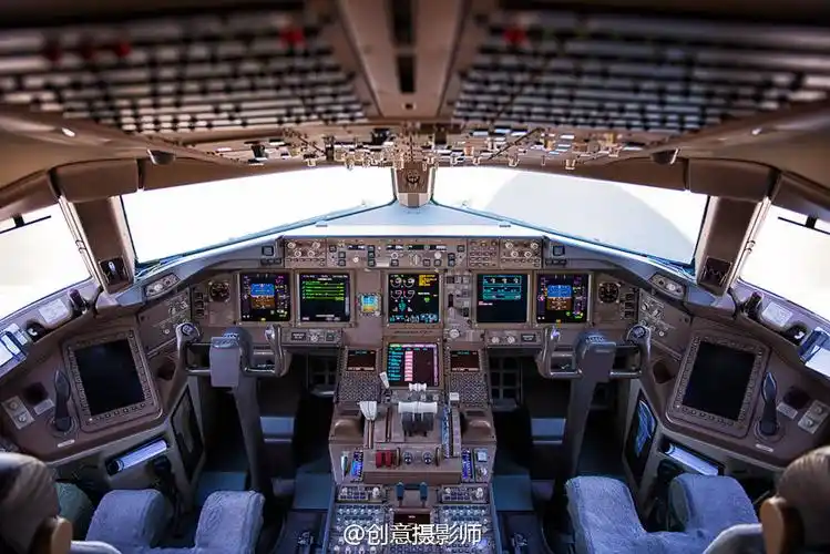 发几个飞机座舱图