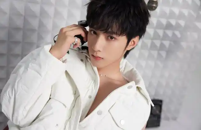 *刘耀文 最新生日九宫格画报张扬摩登又充满个性腔调,多个角度感受他