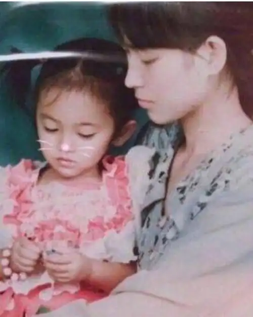 鞠婧祎童年照曝光,网友:"就这?