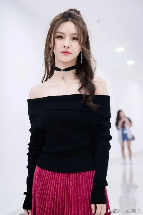 阿冷深v出门粉丝下定决心要告别宅女身份了吗