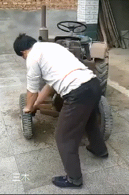 老哥,这个启动拖拉机的姿势有点妖娆.