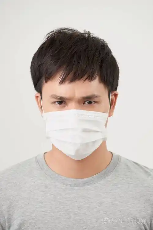 戴着白色背景防护面具的自信男人的肖像